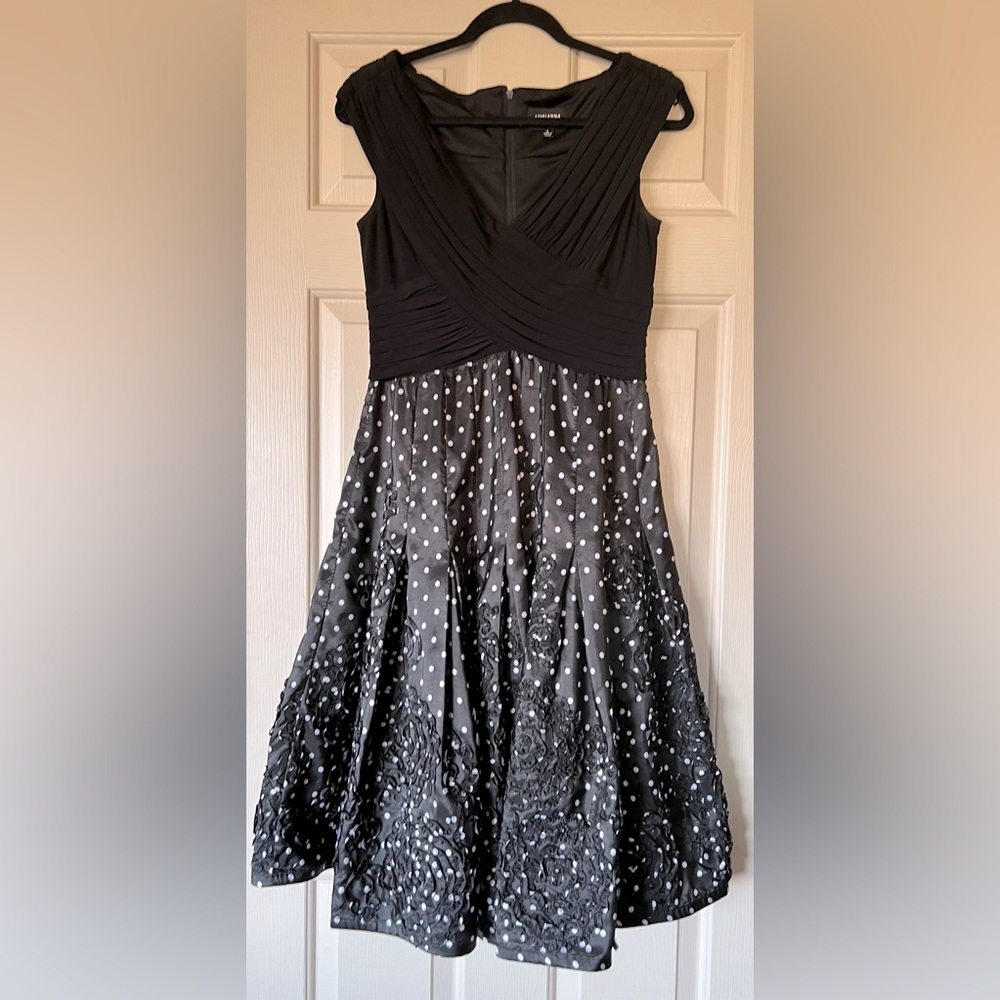 Adrianna Papell taffeta dress. Full skirt with fitted top. Very cute and fun.